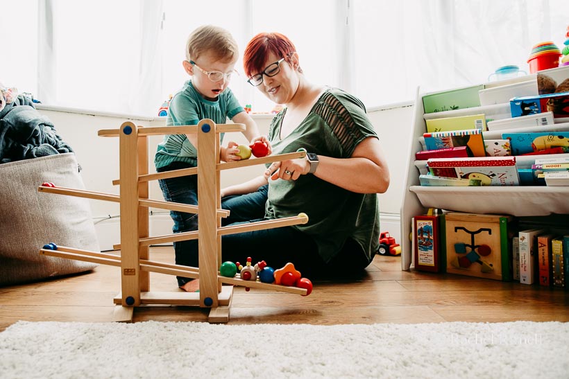 Relaxed family portraiture